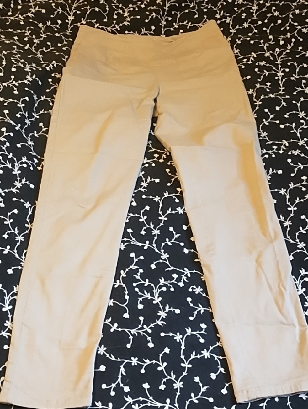 Women’s Stretch Pull-On Capris in Beige